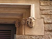 Barcelone, Barrio gotico, Sirene sculptee sur une fenetre